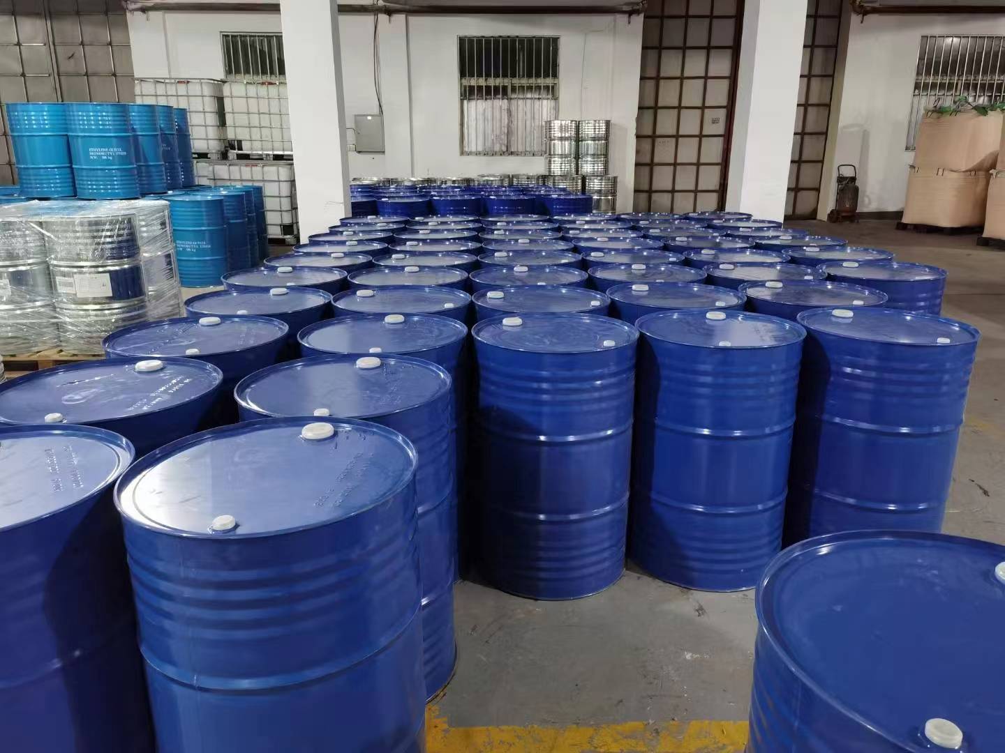 無水乙醇：優(yōu)越品質(zhì)，多元應(yīng)用的工業(yè)明珠